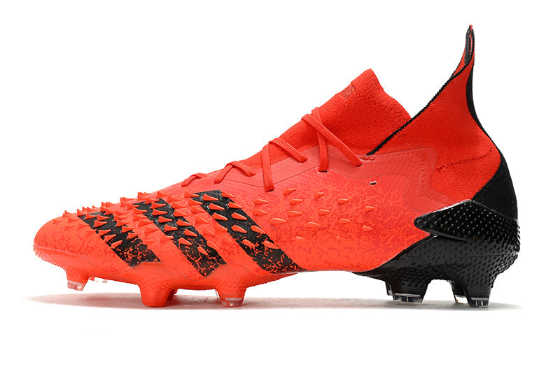 Chuteira Adidas Predator Freak+ 1. Campo