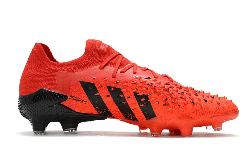 Chuteira Adidas Predator Freak+ Low 1. Campo