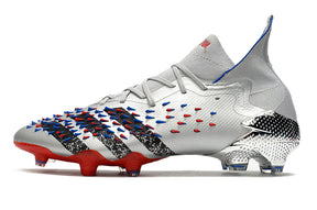 Chuteira Adidas Predator Freak+ 1. Campo