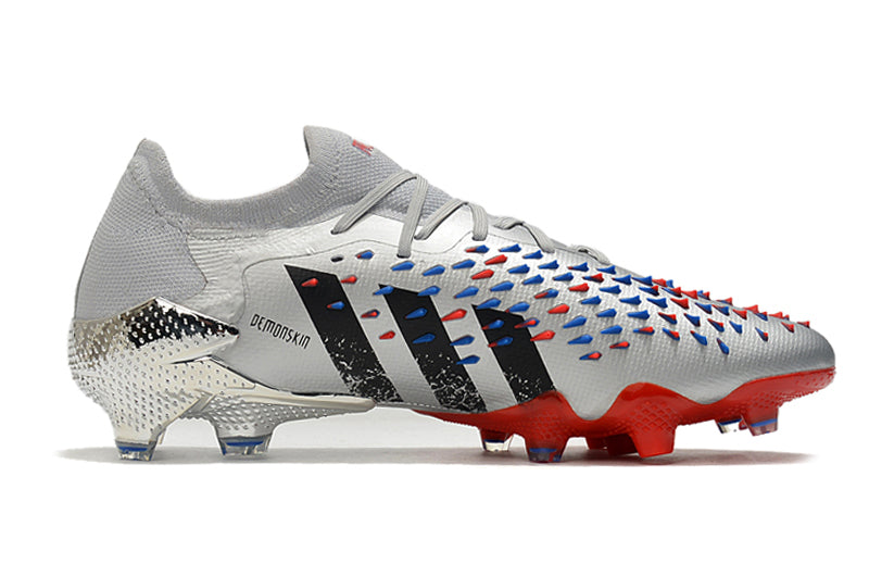 Chuteira Adidas Predator Freak+ Low 1. Campo